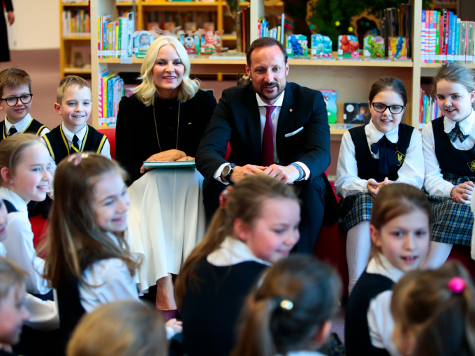 The Crown Prince and Crown Princess talking about books with children at the National Library of Latvia. Photo: Lise Åserud / NTB scanpix